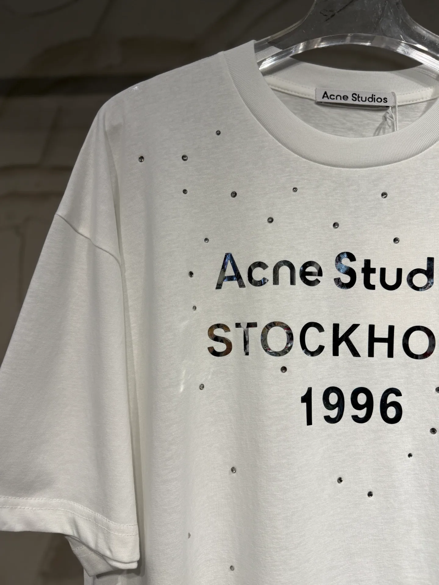 Acne Studios New Arrival North America Limited Laser Silver Series Hot Diamond T-Shirt Acne Studios Highest Version Short Sleeve Series Short Sleeve T-shirt I can't help but love the T os version. It is not picky. The snowflake cotton fabric feels soft and smooth and is not easy to wash. The fabric has been treated so it is stronger than the Quality counter. It can be used as sun protection clothing in summer. The same fabric as the original one is relatively thin. The feel and count are in place. The yellowing effect is cool and the printing effect is also in place. Details are online See comparison 1 color four sizes #short-sleeved t-shirt # #acne Color: White Black Size: S M LXL
